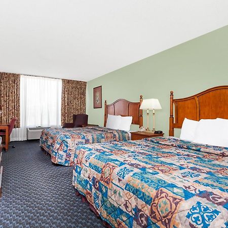 Days Inn & Suites By Wyndham Se Columbia Ft Jackson מראה חיצוני תמונה