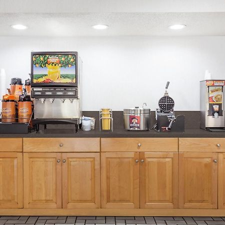 Days Inn & Suites By Wyndham Se Columbia Ft Jackson מראה חיצוני תמונה