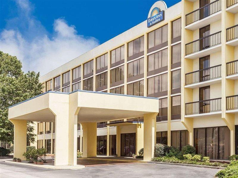 Days Inn & Suites By Wyndham Se Columbia Ft Jackson מראה חיצוני תמונה