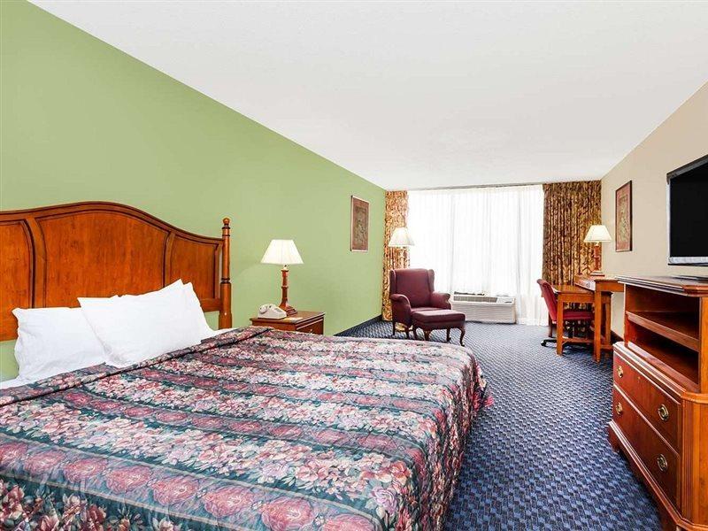 Days Inn & Suites By Wyndham Se Columbia Ft Jackson מראה חיצוני תמונה