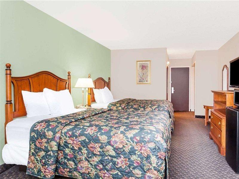 Days Inn & Suites By Wyndham Se Columbia Ft Jackson מראה חיצוני תמונה
