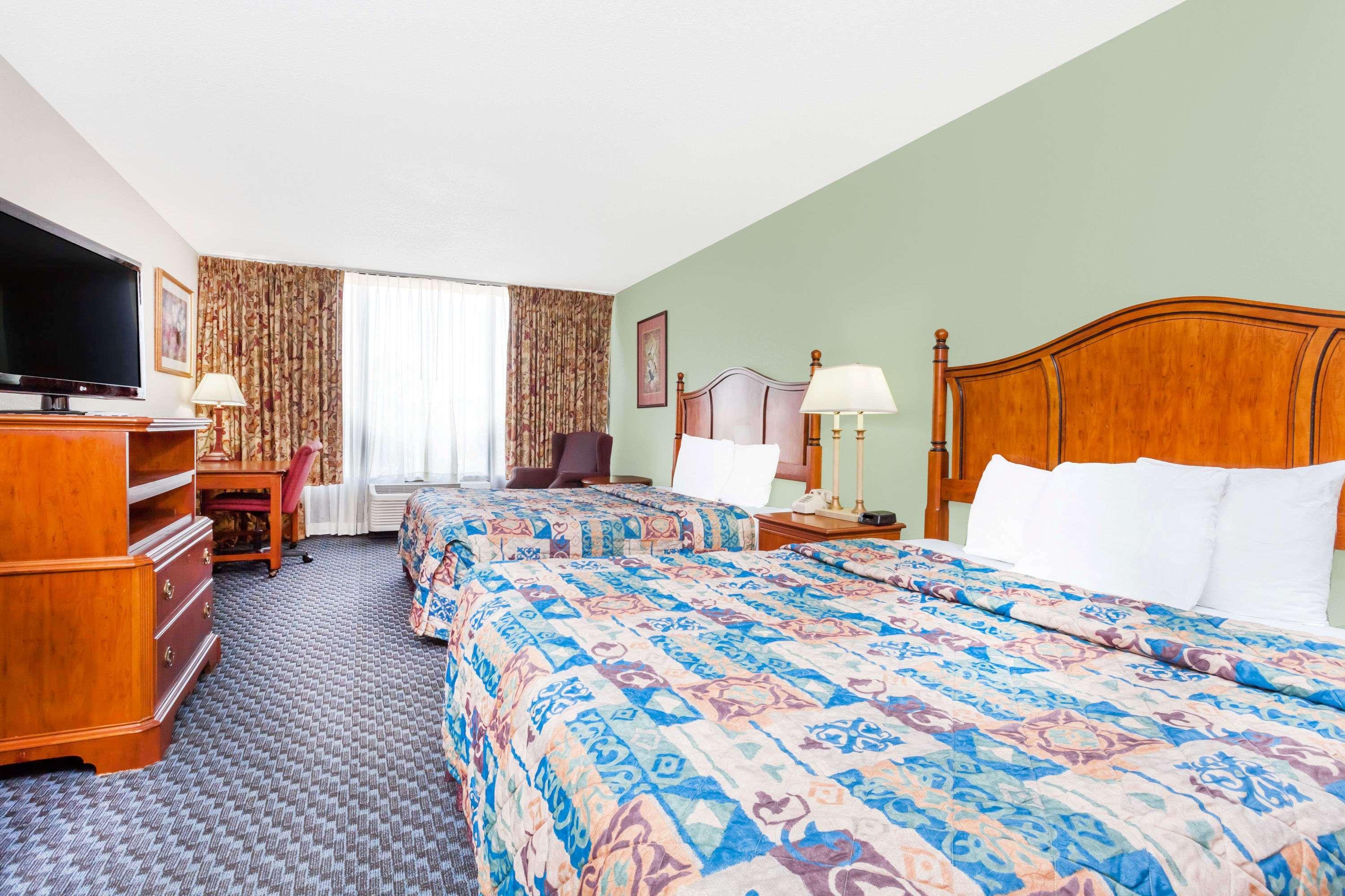 Days Inn & Suites By Wyndham Se Columbia Ft Jackson מראה חיצוני תמונה