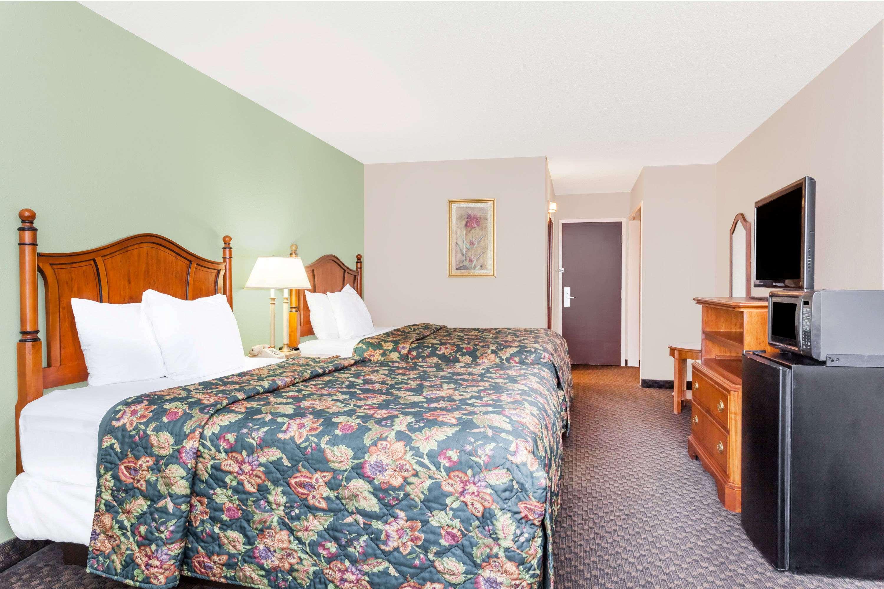 Days Inn & Suites By Wyndham Se Columbia Ft Jackson מראה חיצוני תמונה