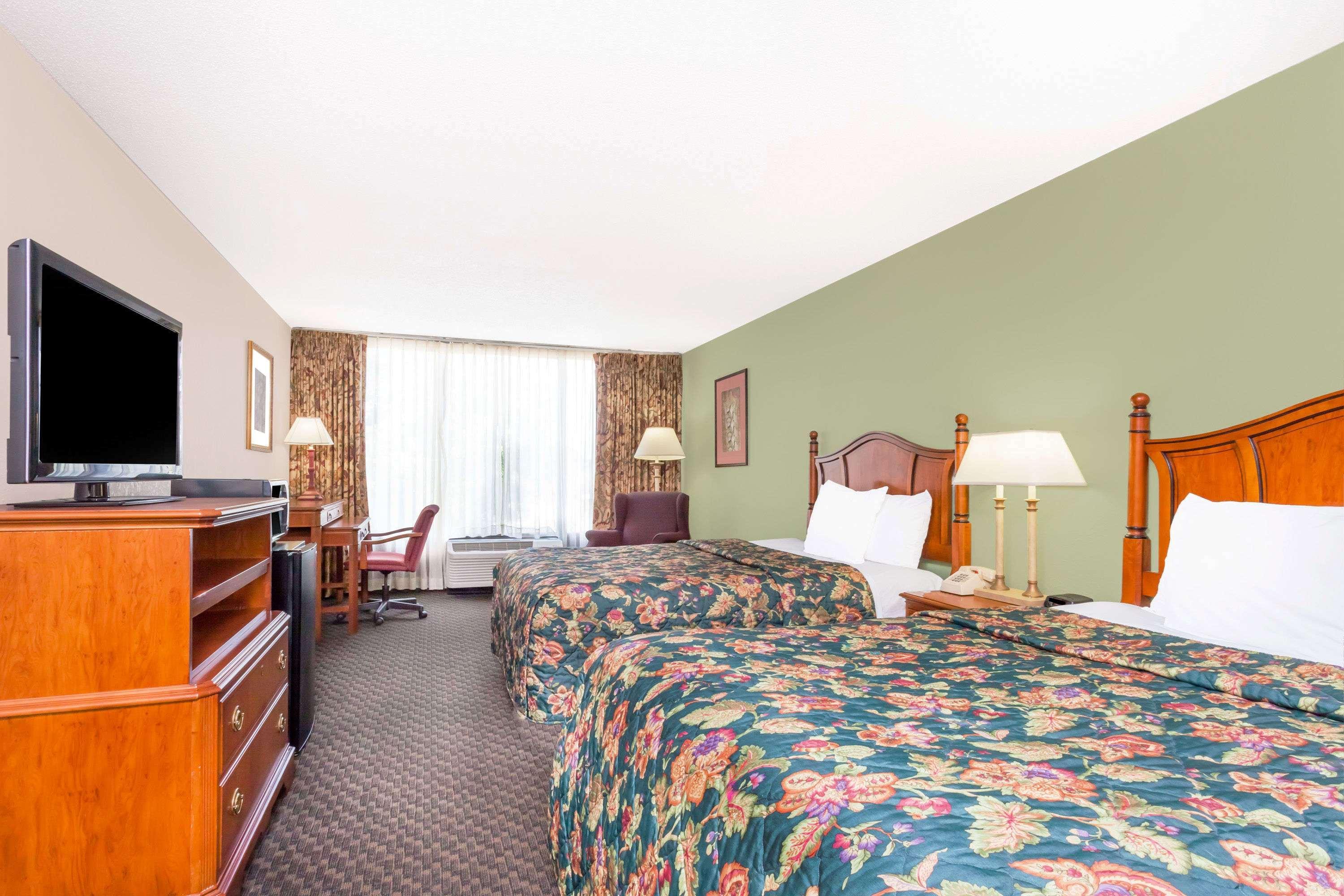Days Inn & Suites By Wyndham Se Columbia Ft Jackson מראה חיצוני תמונה