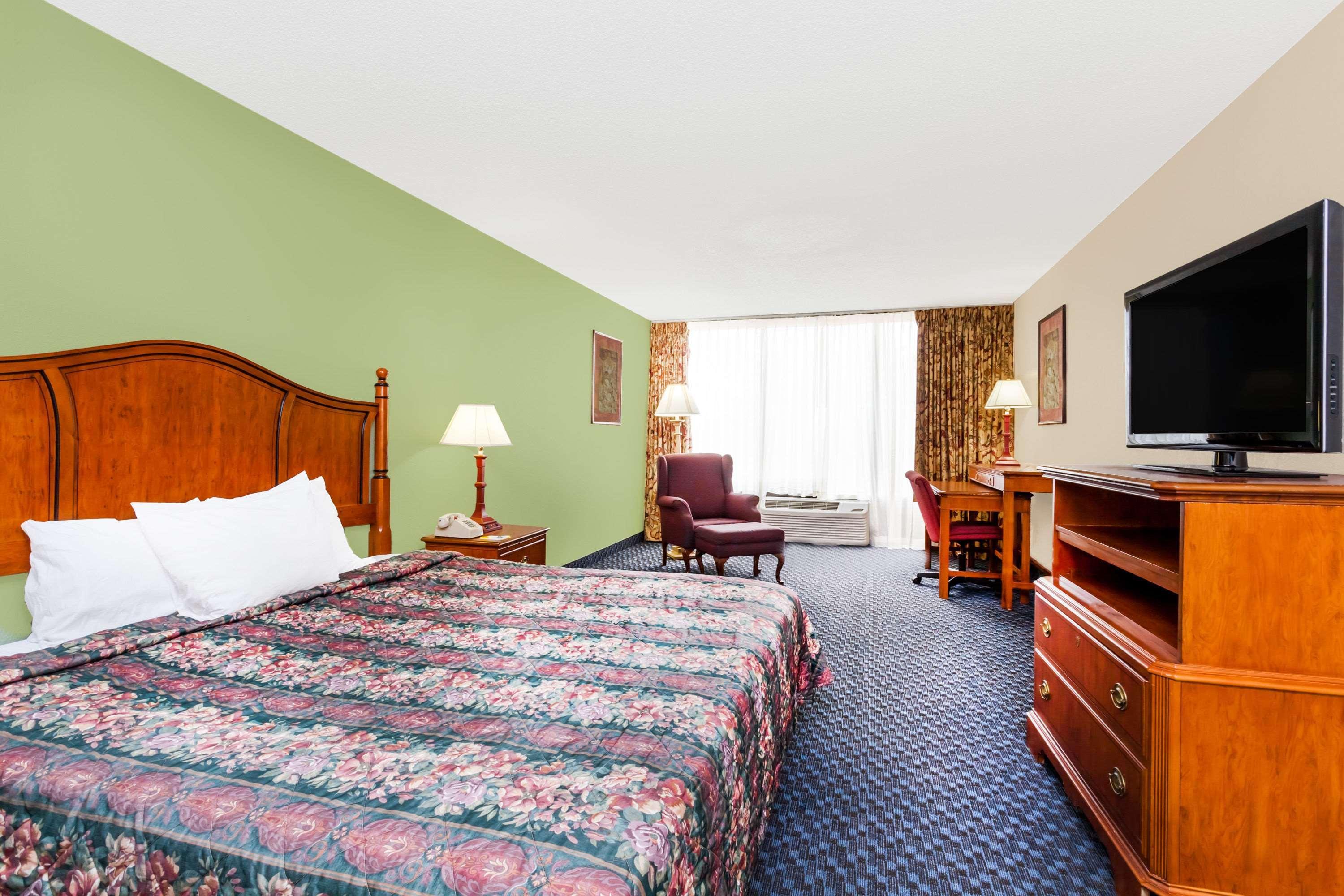 Days Inn & Suites By Wyndham Se Columbia Ft Jackson מראה חיצוני תמונה