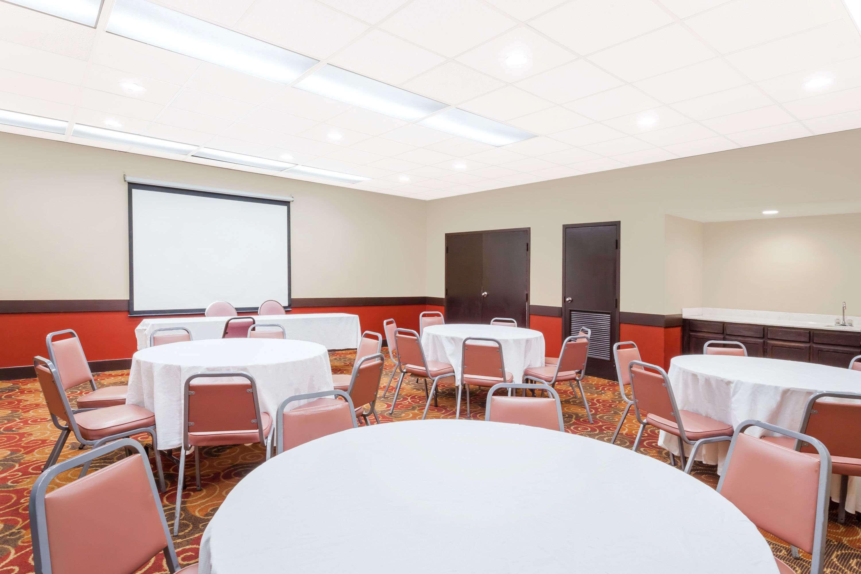 Days Inn & Suites By Wyndham Se Columbia Ft Jackson מראה חיצוני תמונה