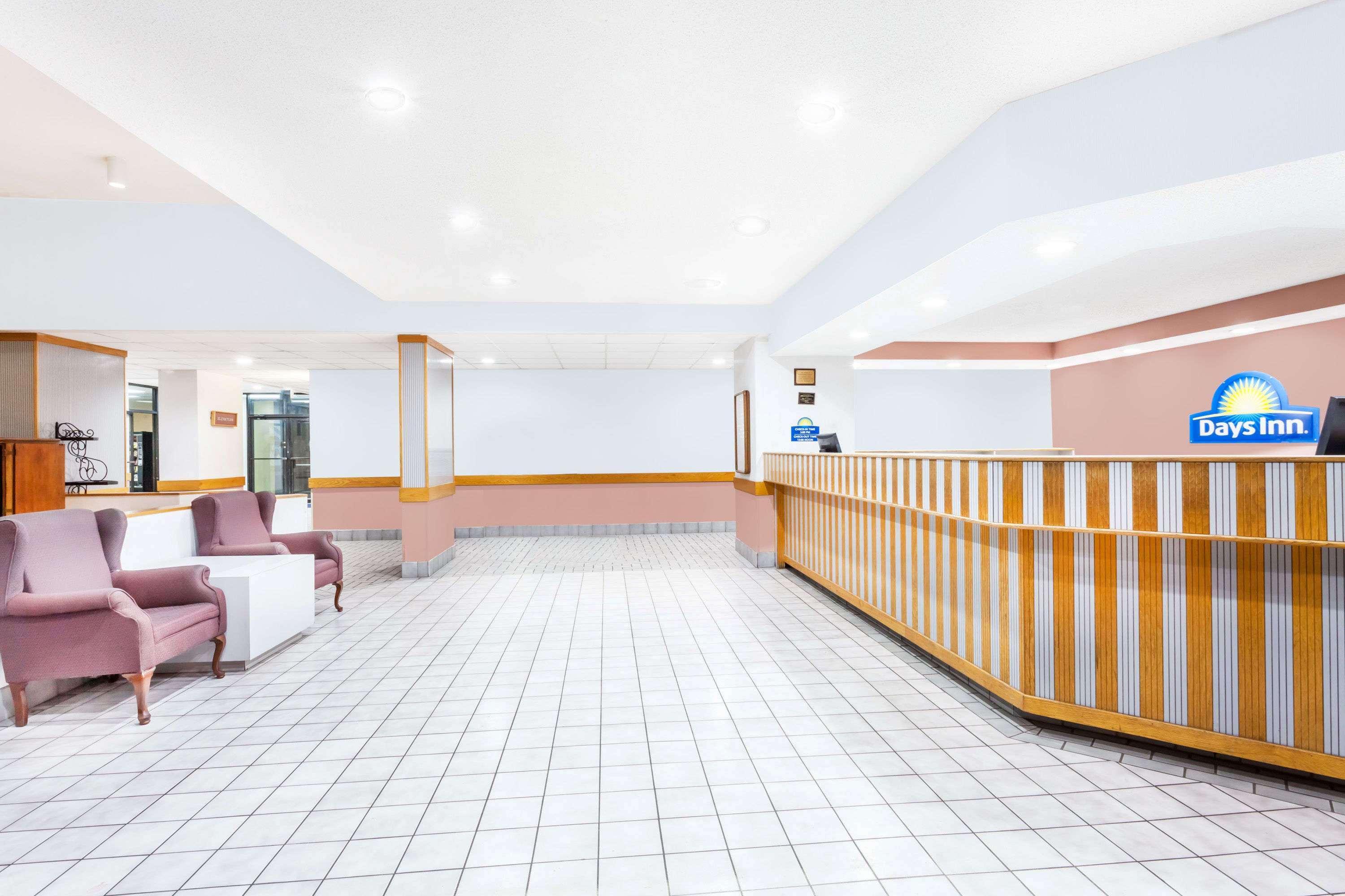 Days Inn & Suites By Wyndham Se Columbia Ft Jackson מראה חיצוני תמונה