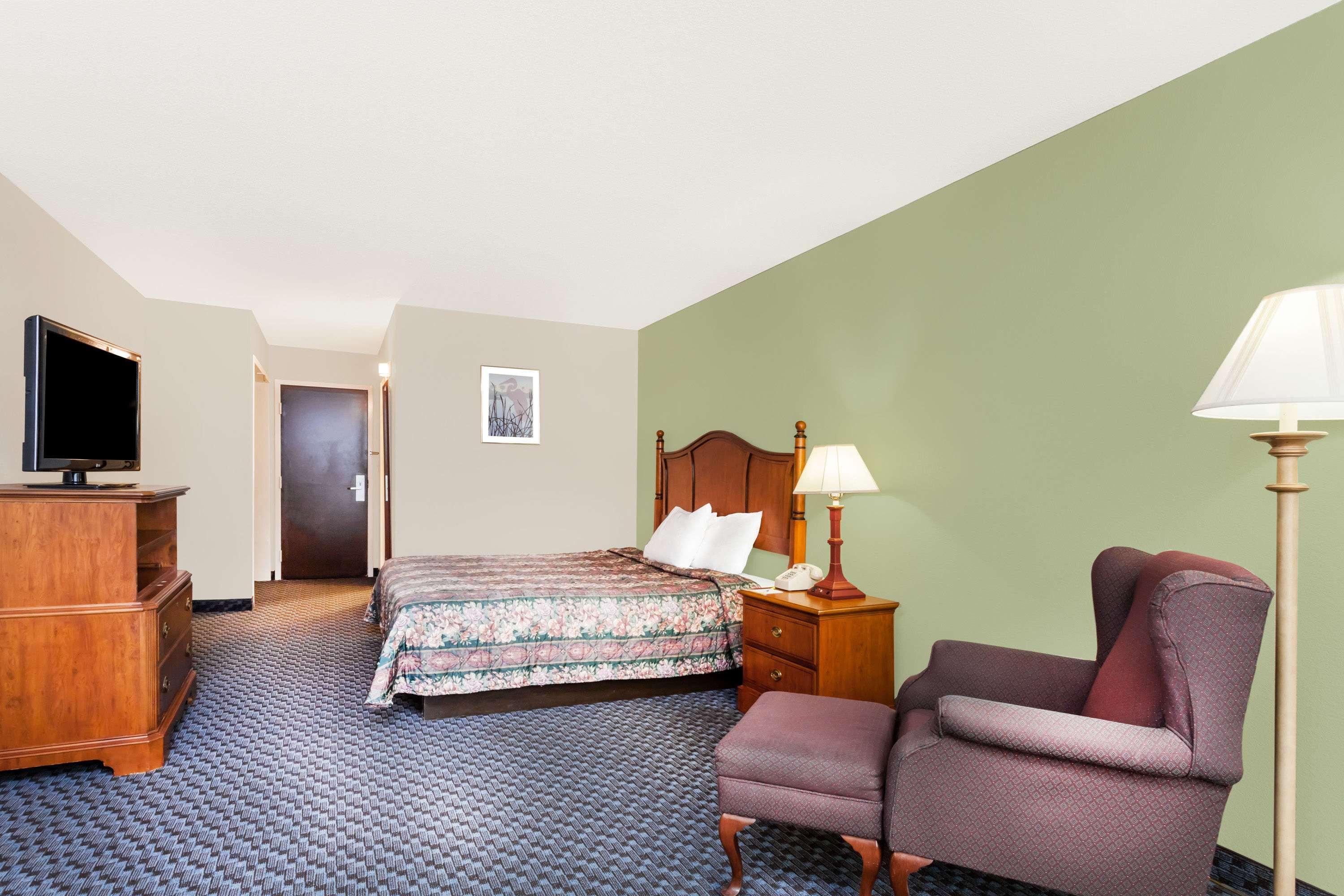 Days Inn & Suites By Wyndham Se Columbia Ft Jackson מראה חיצוני תמונה