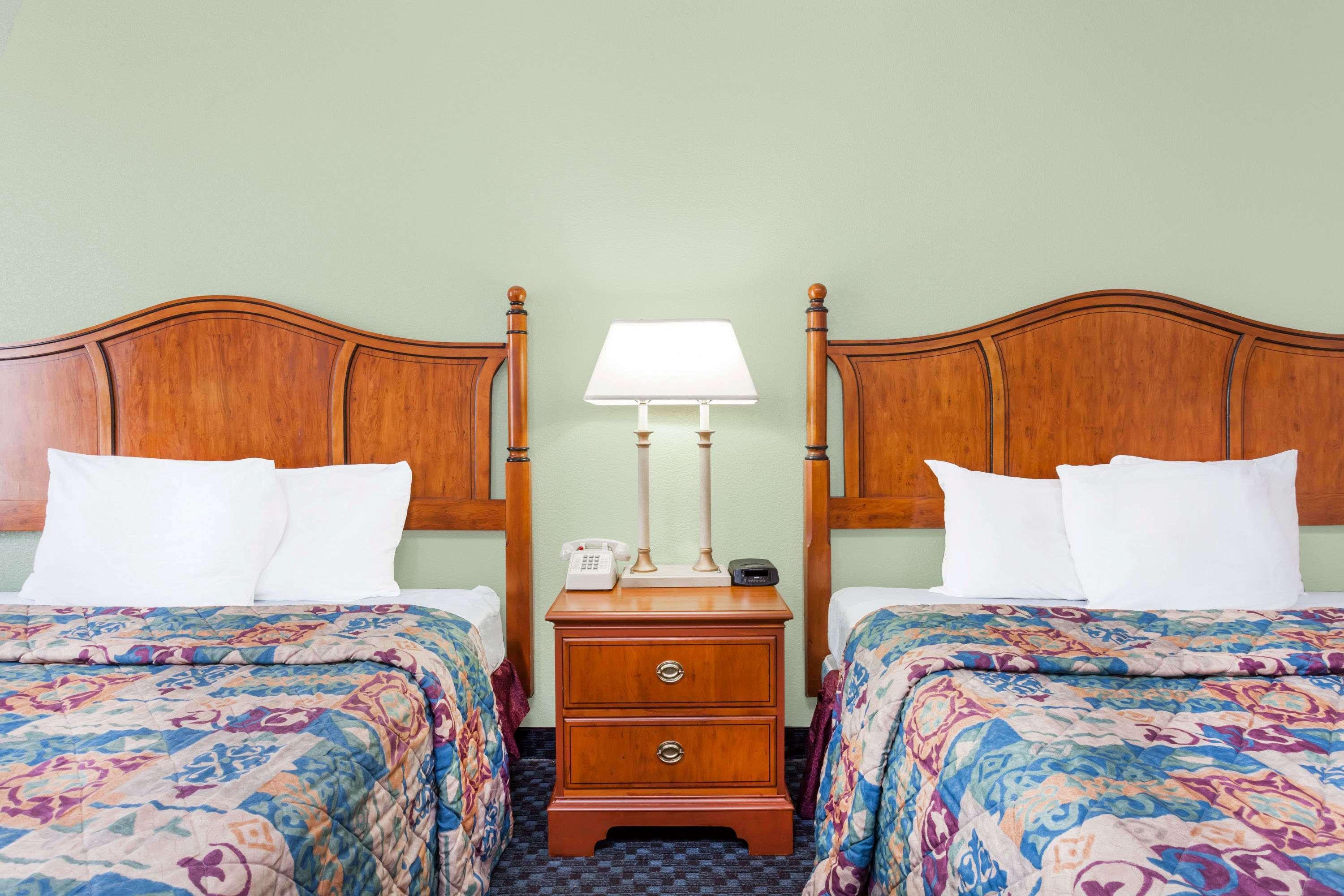 Days Inn & Suites By Wyndham Se Columbia Ft Jackson מראה חיצוני תמונה