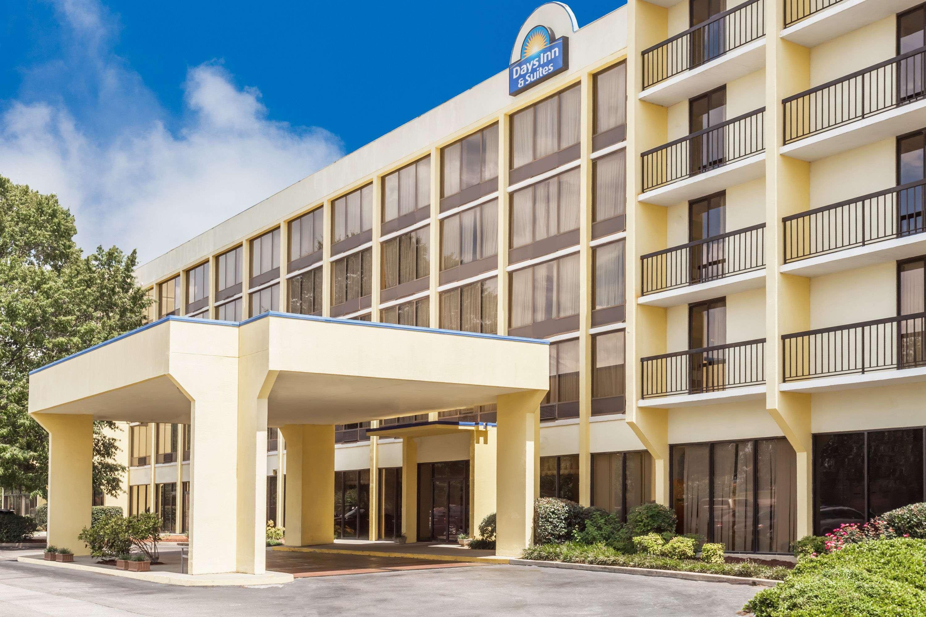 Days Inn & Suites By Wyndham Se Columbia Ft Jackson מראה חיצוני תמונה