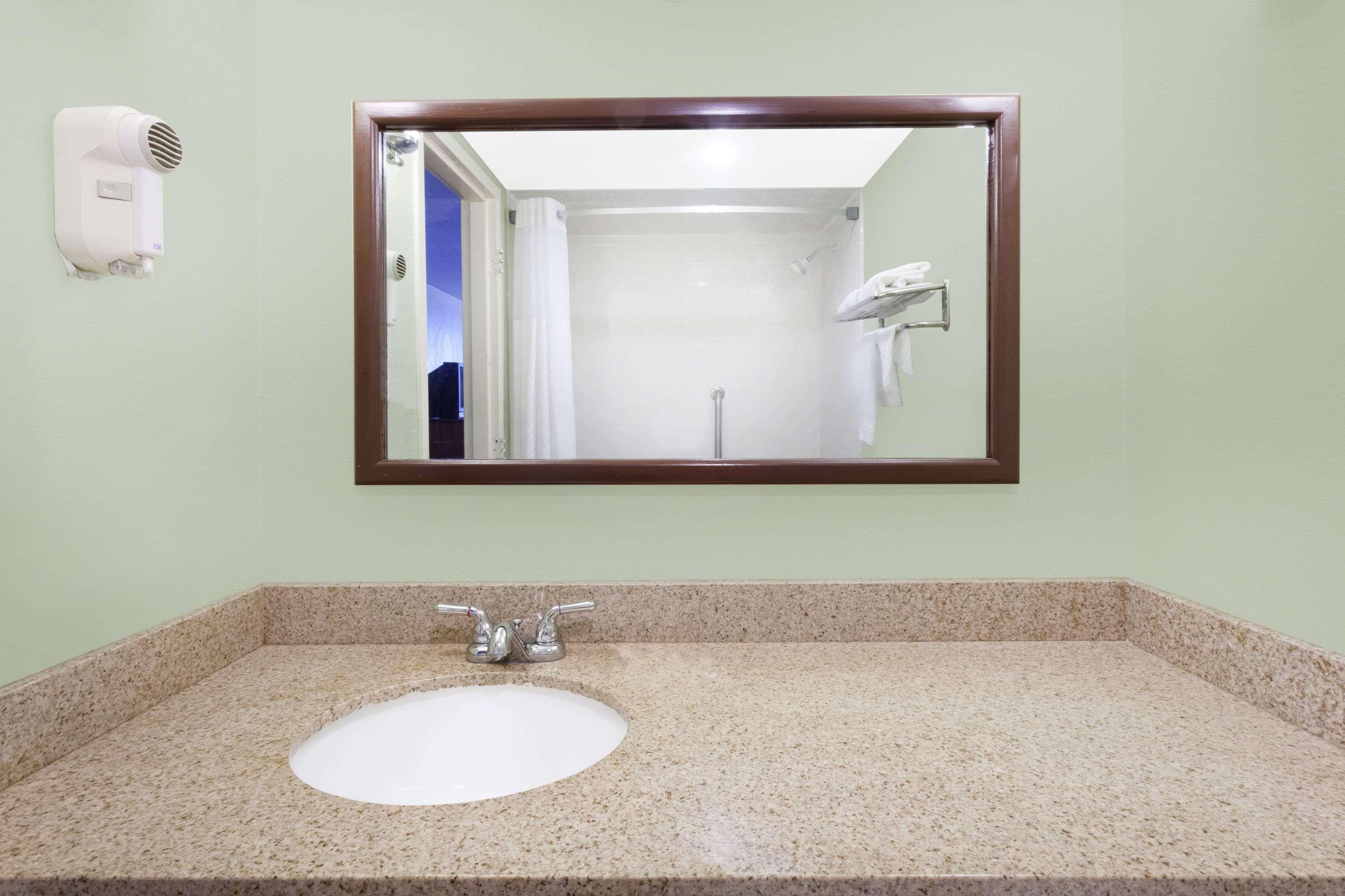Days Inn & Suites By Wyndham Se Columbia Ft Jackson מראה חיצוני תמונה