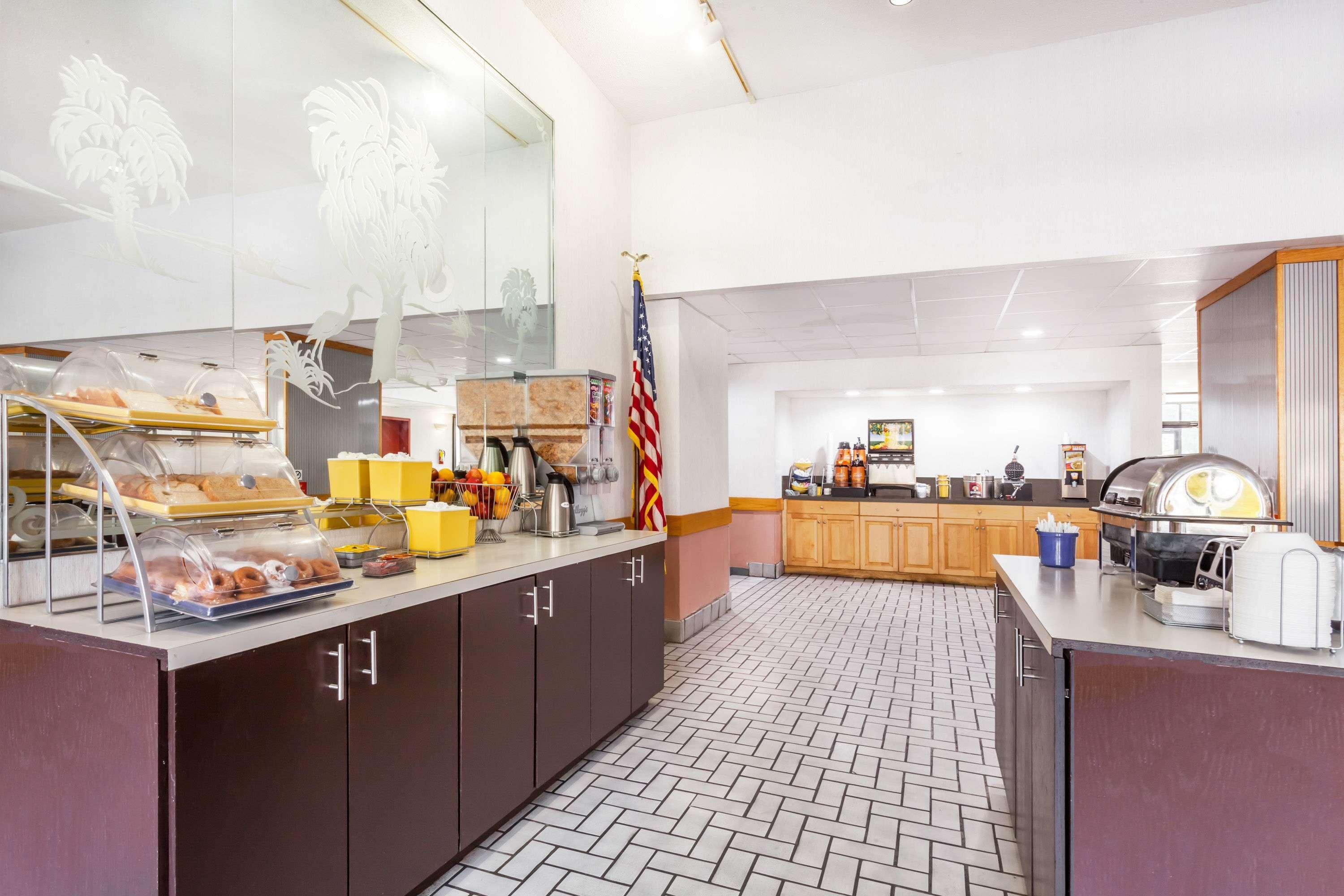 Days Inn & Suites By Wyndham Se Columbia Ft Jackson מראה חיצוני תמונה