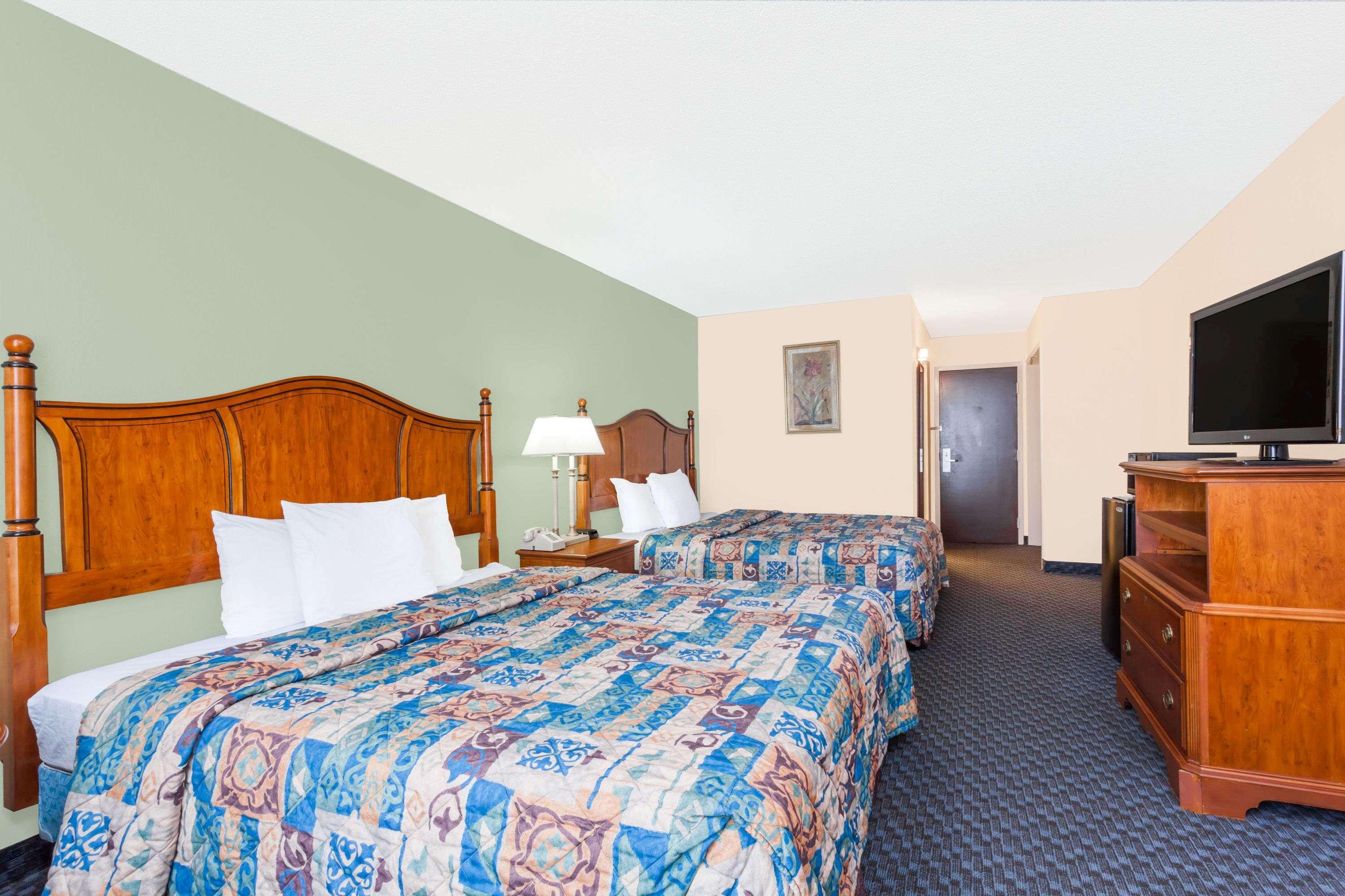 Days Inn & Suites By Wyndham Se Columbia Ft Jackson מראה חיצוני תמונה