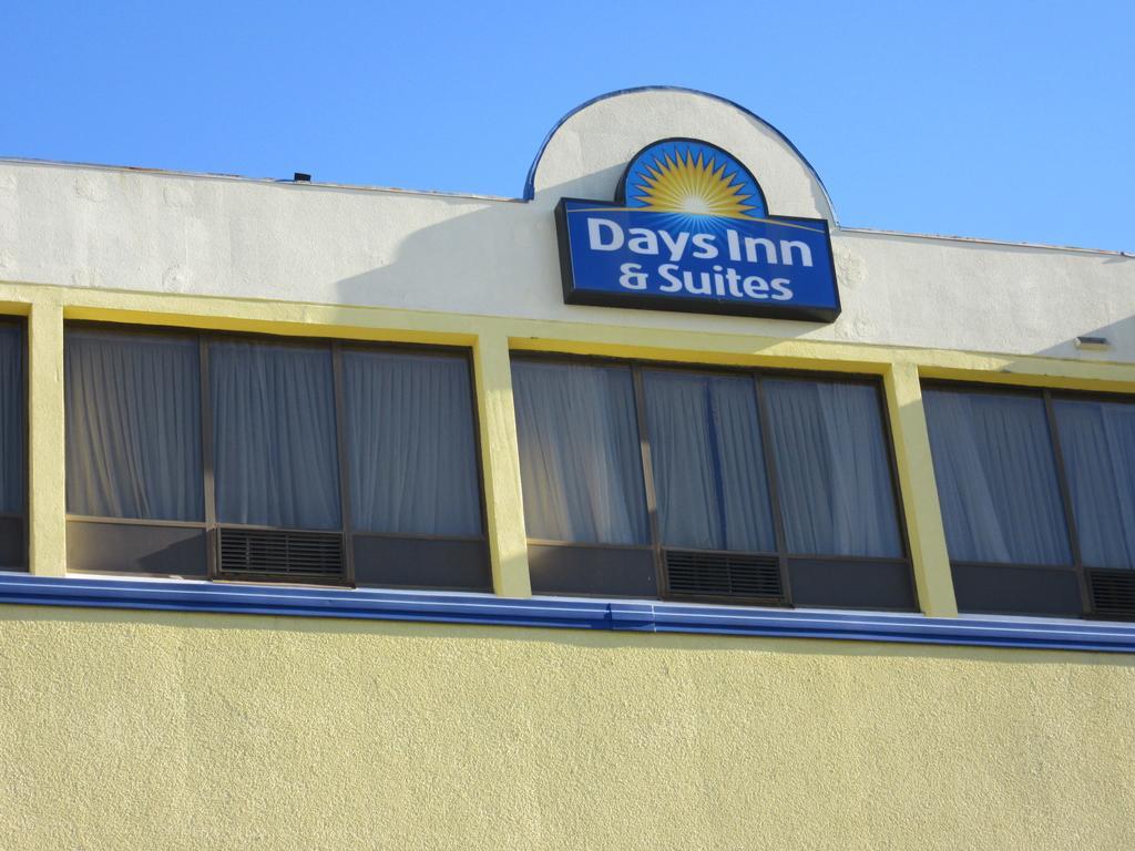 Days Inn & Suites By Wyndham Se Columbia Ft Jackson מראה חיצוני תמונה
