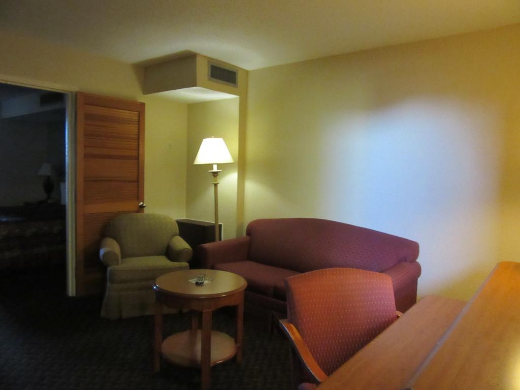 Days Inn & Suites By Wyndham Se Columbia Ft Jackson מראה חיצוני תמונה
