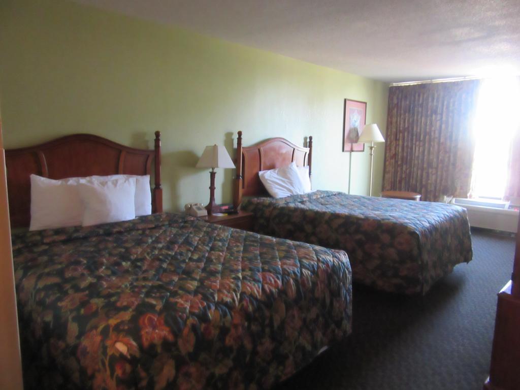 Days Inn & Suites By Wyndham Se Columbia Ft Jackson מראה חיצוני תמונה