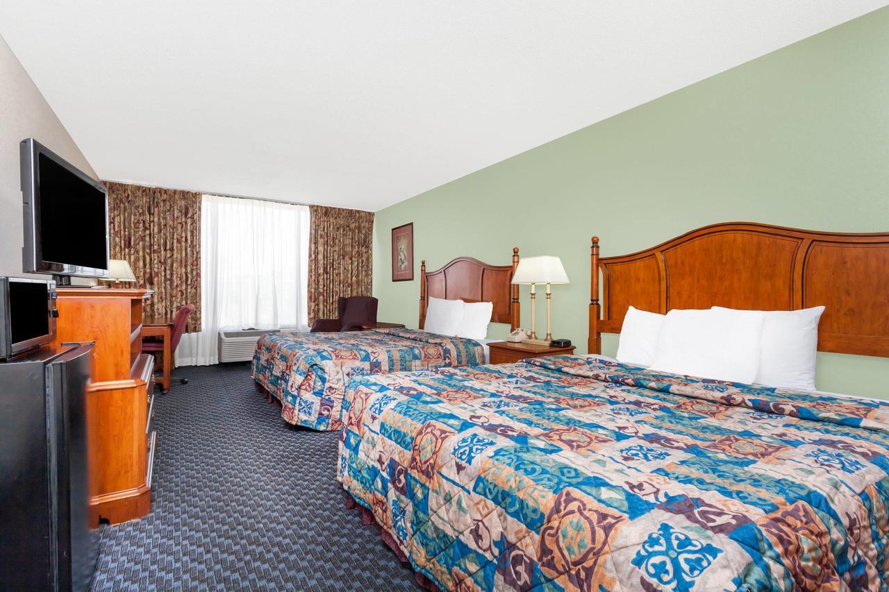 Days Inn & Suites By Wyndham Se Columbia Ft Jackson מראה חיצוני תמונה