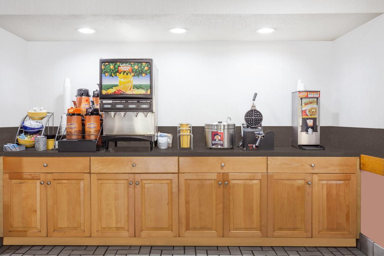 Days Inn & Suites By Wyndham Se Columbia Ft Jackson מראה חיצוני תמונה